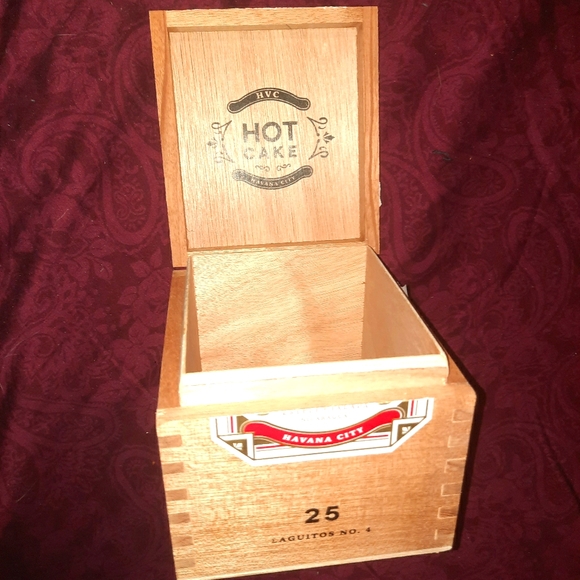 Fine Cigar Wooden "Hot Cakes" box - Picture 1 of 9